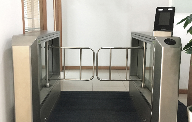 德亞人臉識(shí)別人行道閘